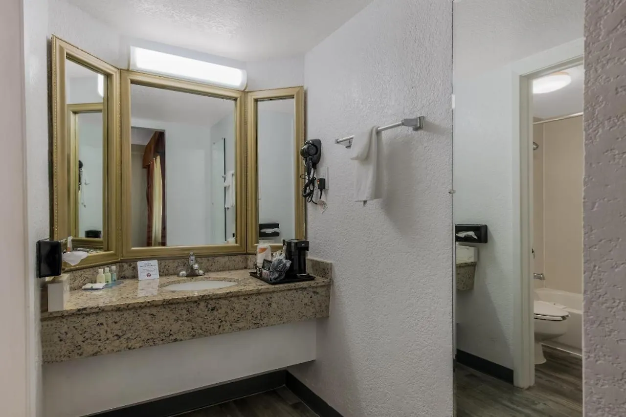 Quality Inn & Suites Airport Charlotte 2*,