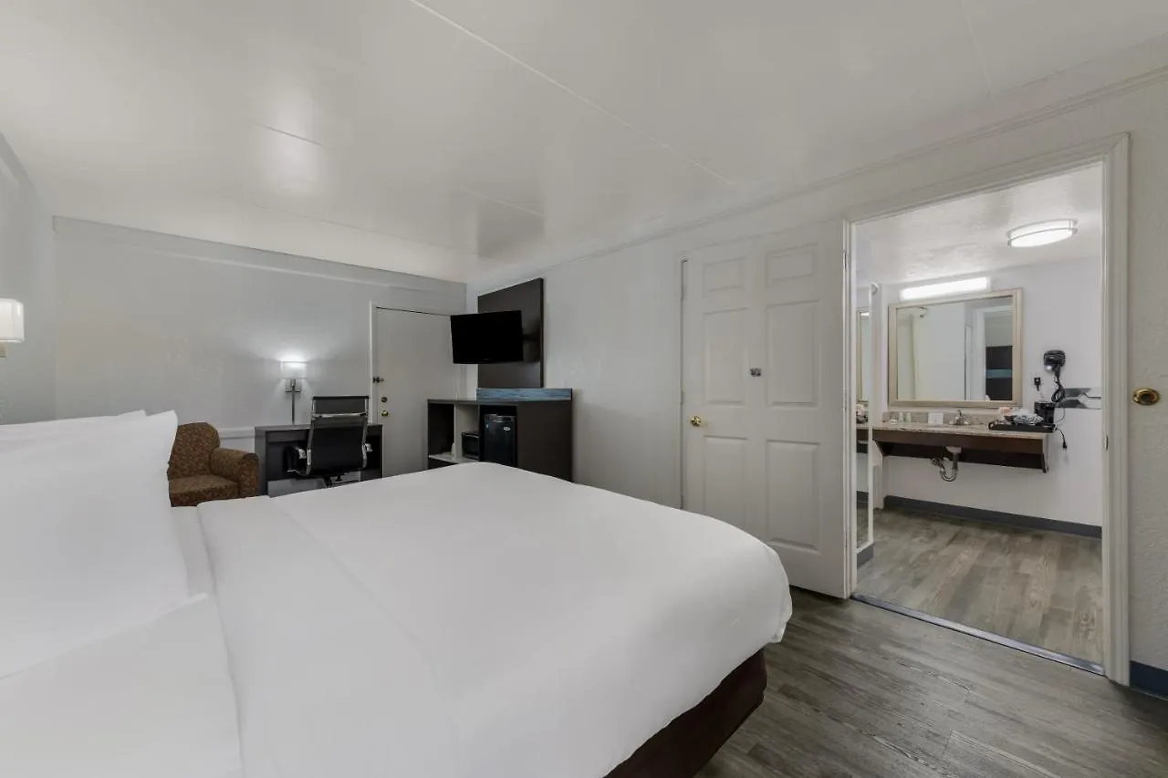 Quality Inn & Suites Airport Charlotte