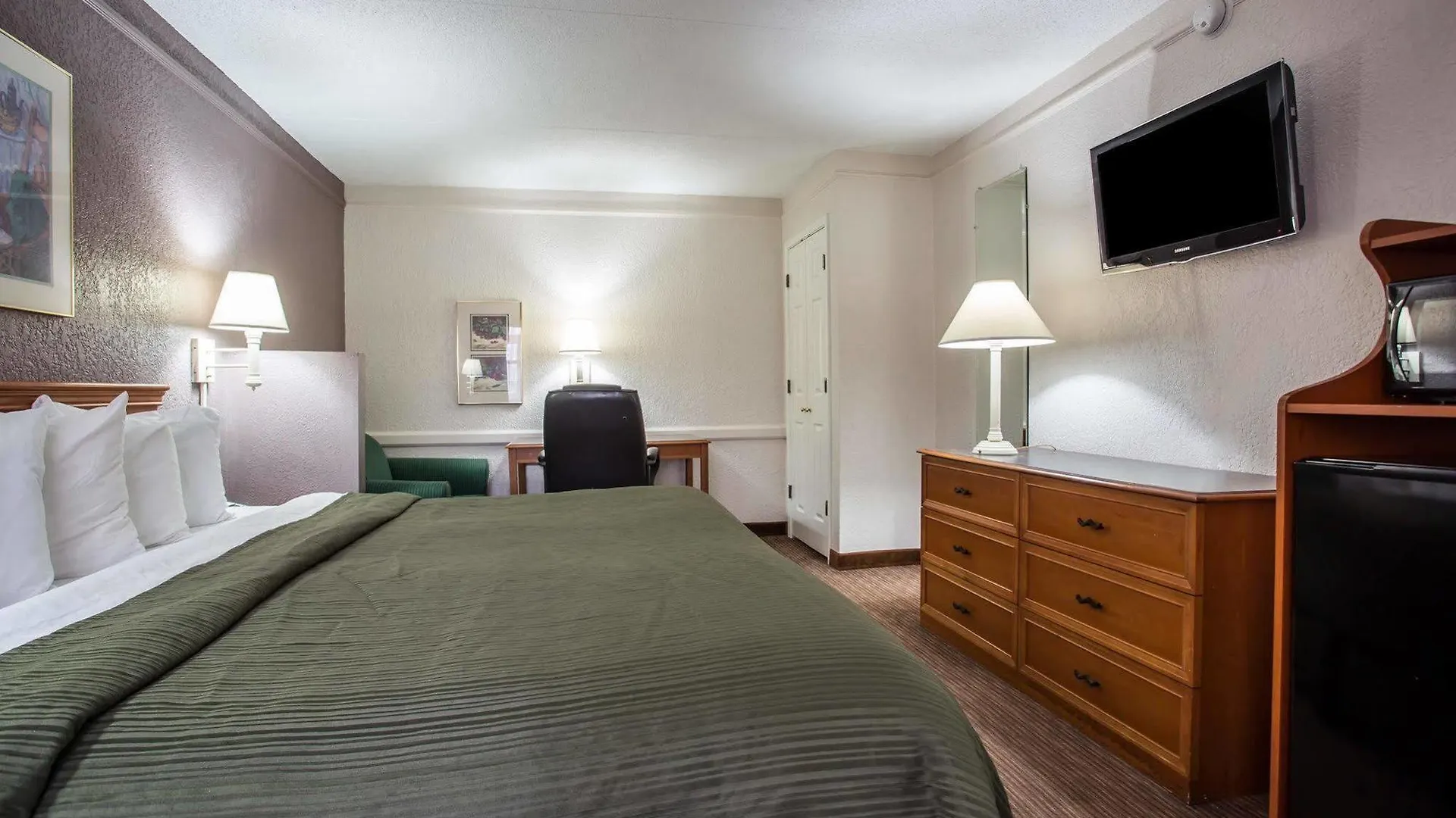 Quality Inn & Suites Airport Charlotte Hotel